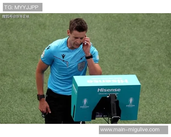 C罗与队友对达马克禁区内手球提出质疑裁判未判罚点球引发争议 C罗与队友对达马克禁区内手球提出质疑裁判未判罚点球引发争议